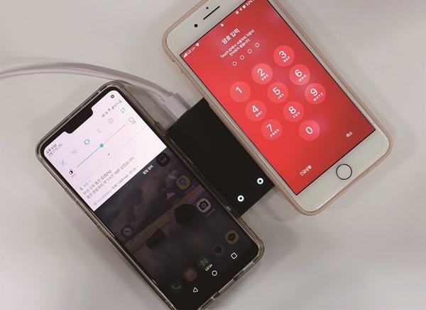 2대의 스마트폰을 동시에 무선충전할 수 있다.