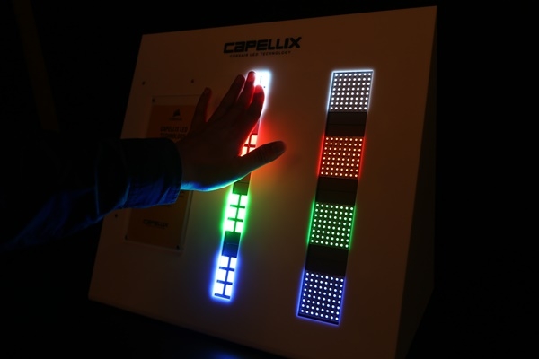 왼쪽의 CAPELLIX LED가 밝기, 밀도 모두 우수한 점을 확인할 수 있었다.