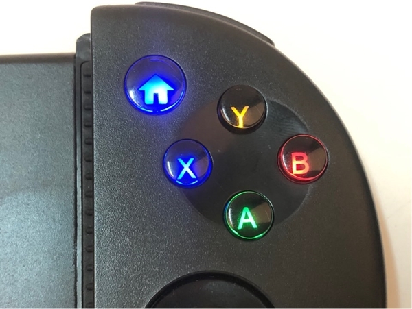 A, B, X, Y 버튼에는 LED가 들어오며, 다소 가벼운 편이다.