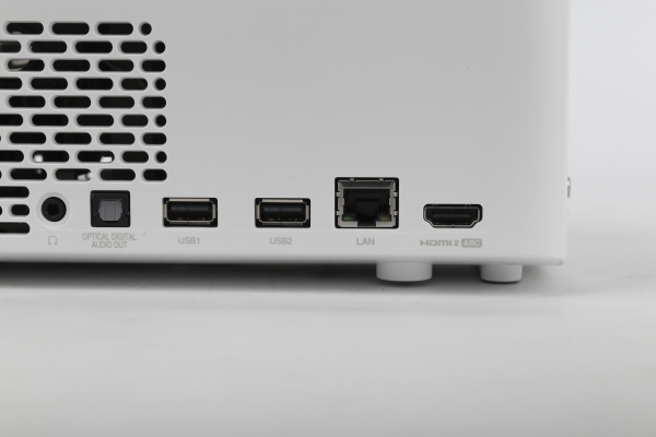 왼쪽에는 헤드폰, 광출력, USB 2.0, RJ45, HDMI 포트가 위치한다.