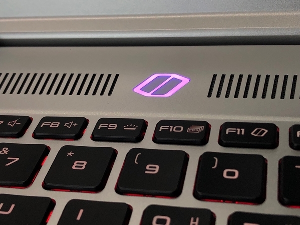 비스트 모드가 켜지면 전원 버튼의 LED가 보라색으로 점등한다.