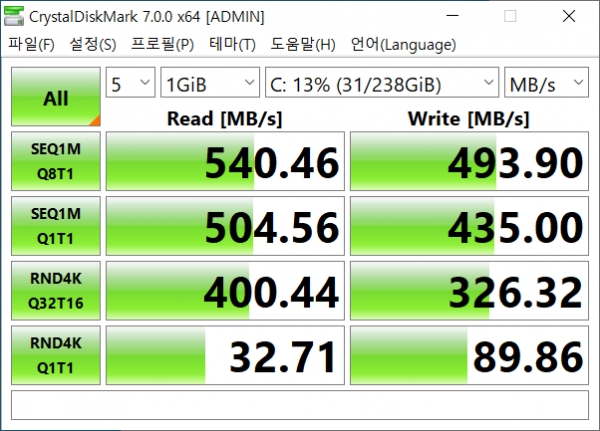 SSD의 벤치마크 결과이다. 읽기 540MB/s, 쓰기 493MB/s로 우수한 성능을 갖췄다.