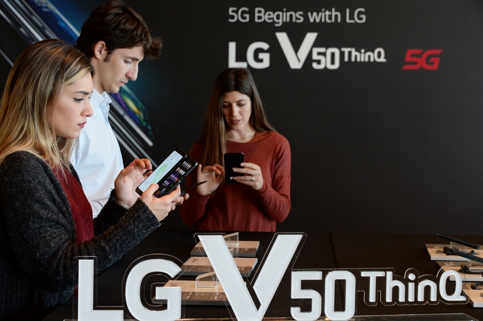 LG전자가 MWC 2020 참가를 전격 취소했다. 사진은 MWC 2019에서 관람객들이 LG V50 ThinQ를 체험하는 모습.