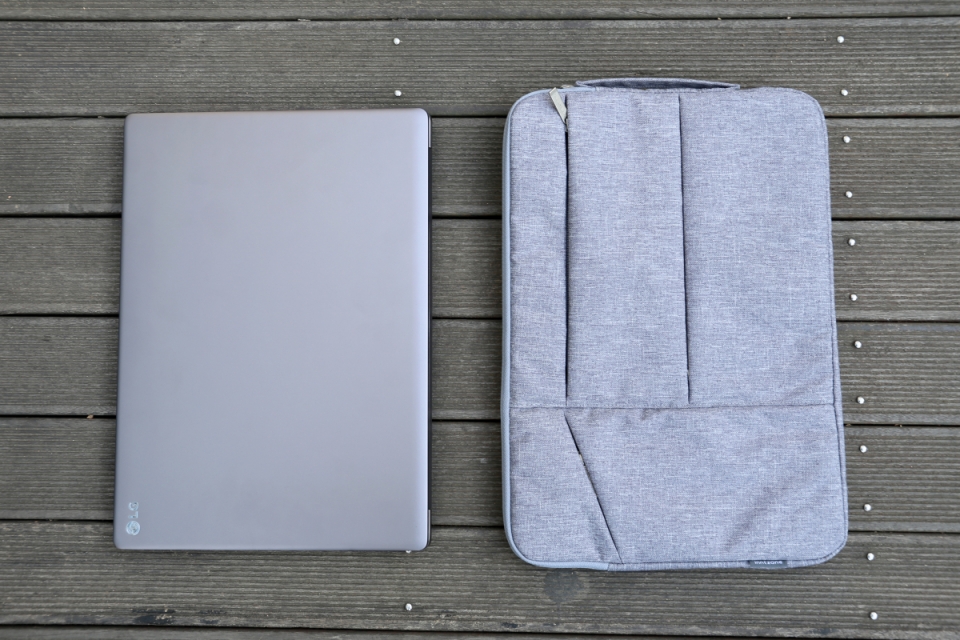 15인치 노트북 파우치와 크기가 비슷하다. 17인치 노트북이지만 사이즈가 상당히 작은 것이다.