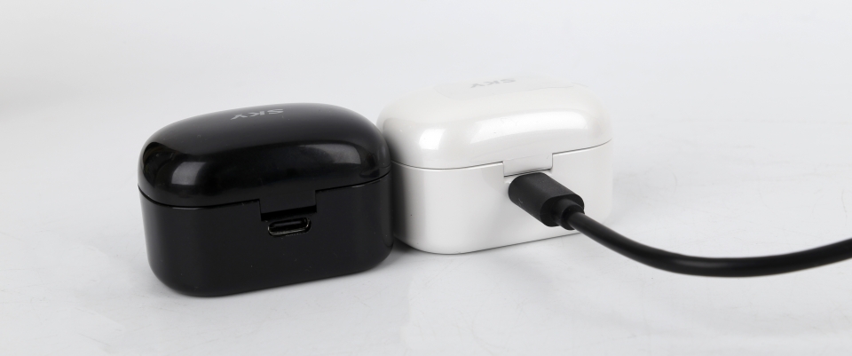USB Type-C 포트를 채택해 충전 범용성이 뛰어난 제품이다.