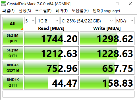 NVMe SSD를 채택해 최대 읽기 속도가 1,744MB/s에 달한다.