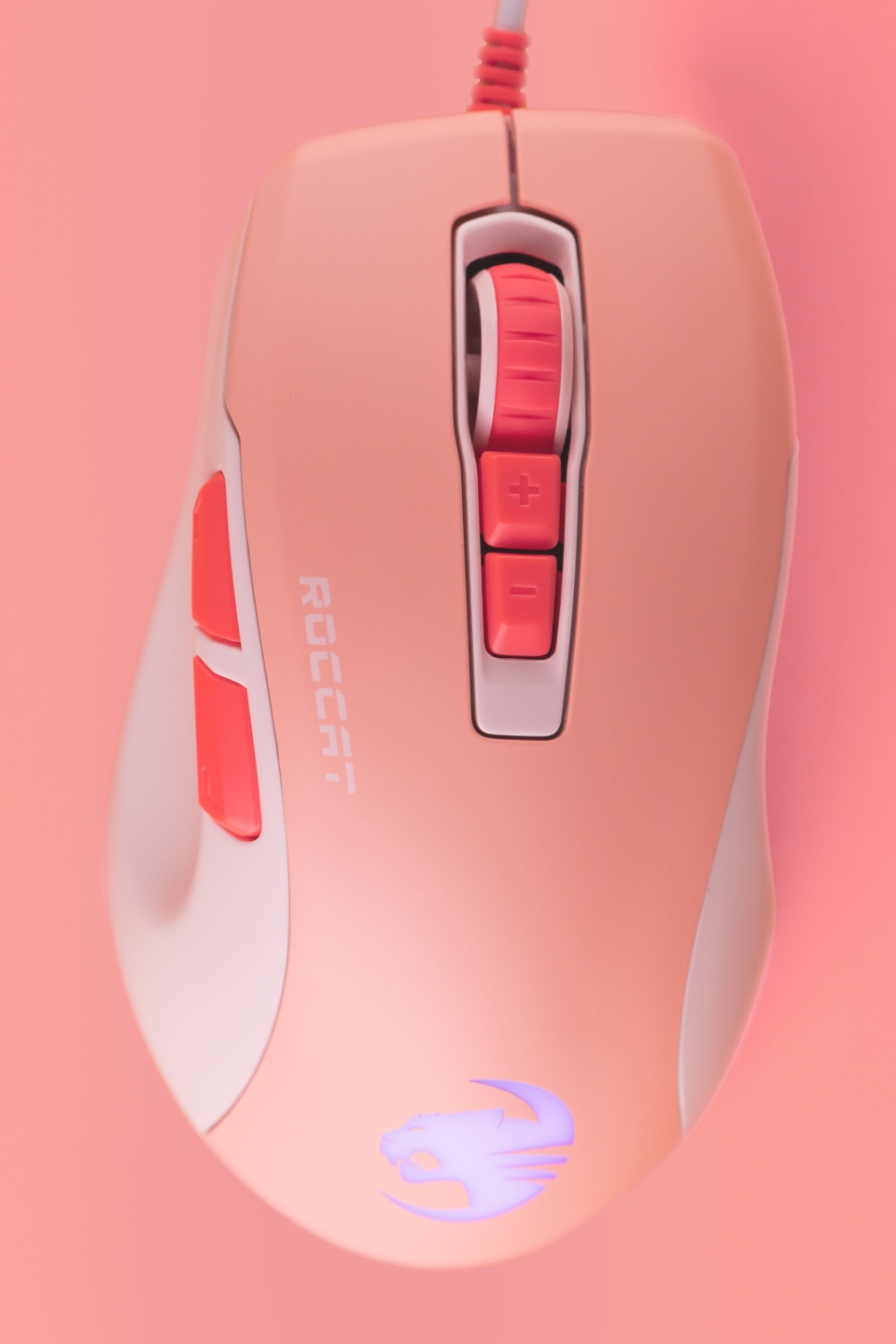 ROCCAT KONE PURE ULTRA의 인체공학적 디자인에 코랄 핑크 컬러를 더했다.