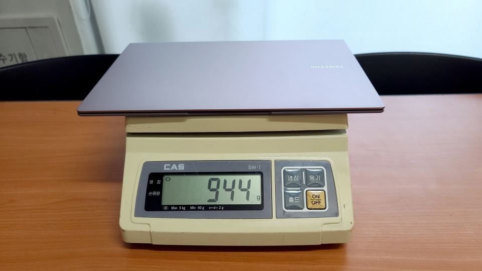 실제 무게는 944g으로 측정됐다. 1kg도 채 되지 않는 수준이다.