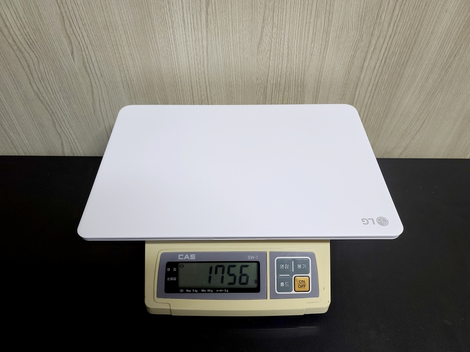 노트북 본체 무게는 1.756kg으로 측정됐다. 공식 스펙상보다 더 가볍다.