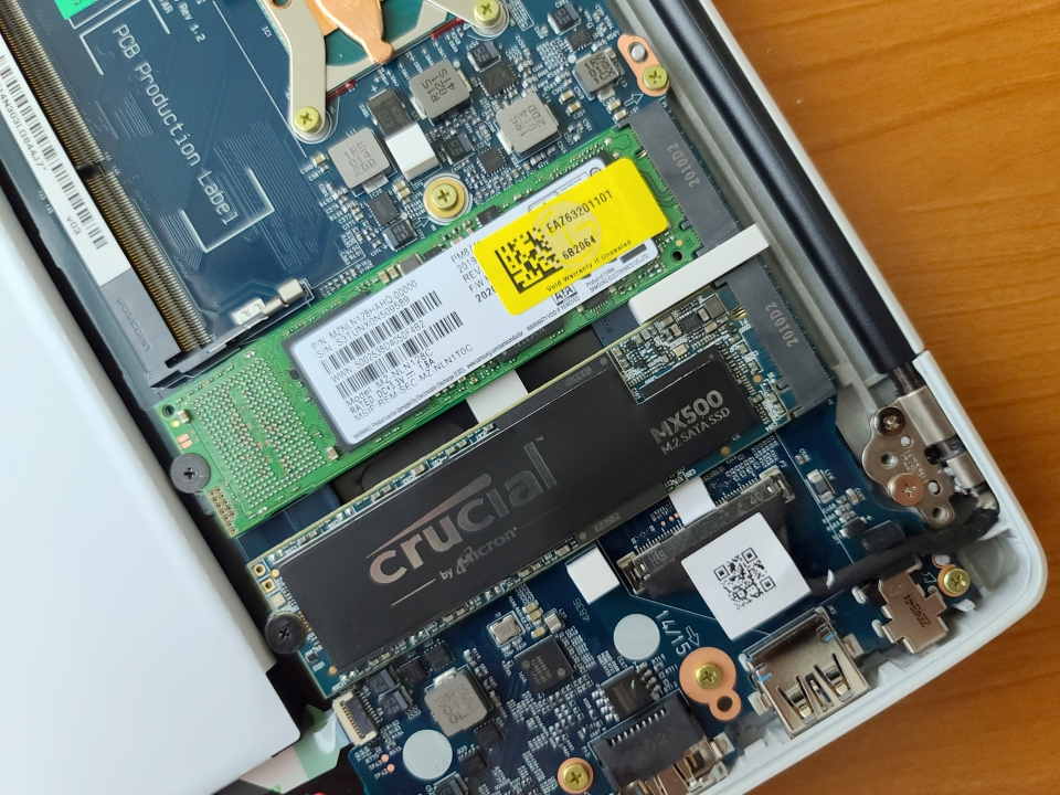 확장 슬롯에 M.2 SSD를 추가 장착해 저장공간을 늘릴 수 있다.