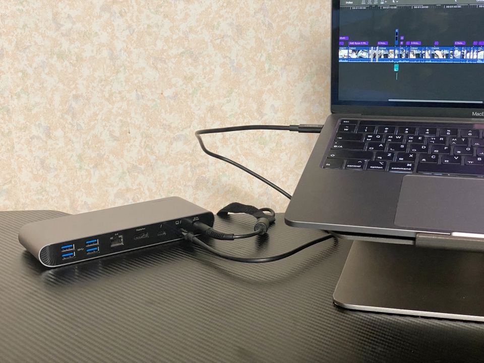 독 프로는 ‘업스트림 충전’을 지원한다. 해당 썬더볼트 3 포트를 통해 노트북과 연결하면, 케이블 하나만으로 최대 85W 충전과 독 기능이 동시에 작동한다.