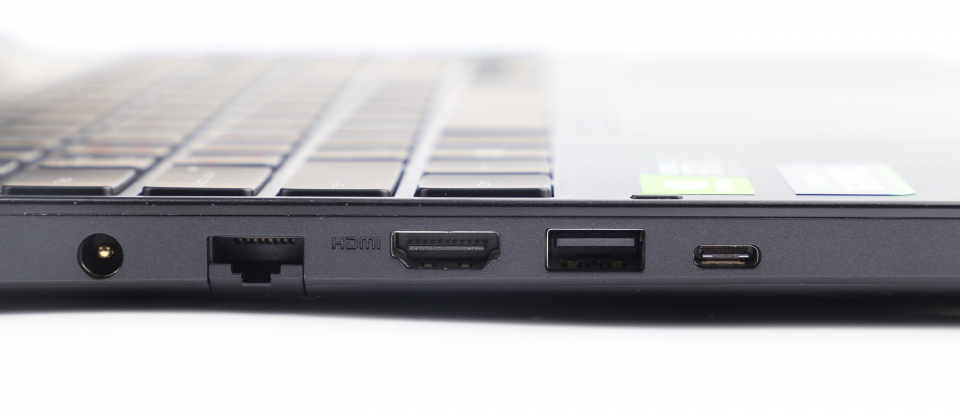 왼쪽에는 DC-in, RJ45, HDMI, USB 3.0, USB Type-C가 위치한다.