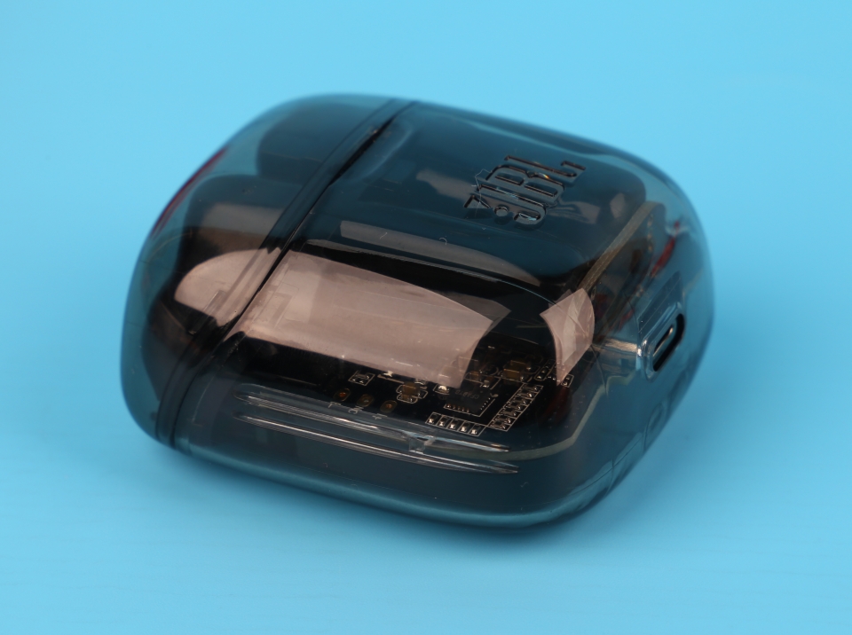 충전 케이스를 자세히 살펴보면 내부 PCB와 IC칩을 직접 확인할 수 있다. 일반적인 코드리스 이어폰과 완전히 차별화되는 독특한 디자인이다.