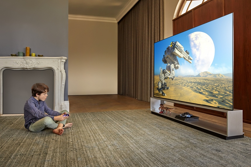 델이 LG 올레드 TV(모델명: ZX)를 활용해 게임을 즐기고 있다.