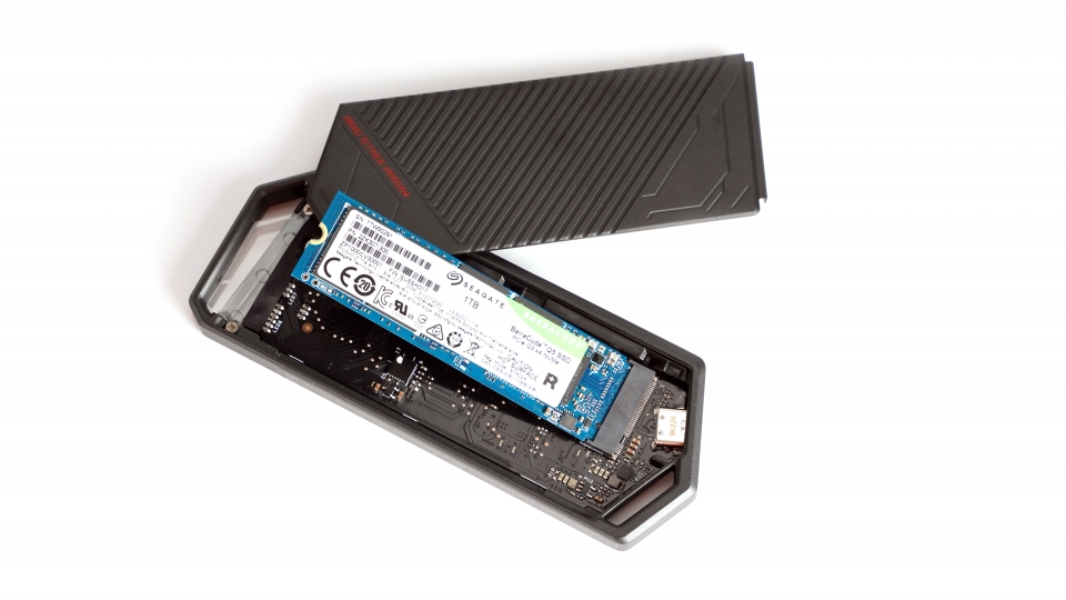 ASUS ROG STRIX ARION ESD-S1C와 같은 NVMe SSD 외장케이스와 연결하는 것도 가능하다.