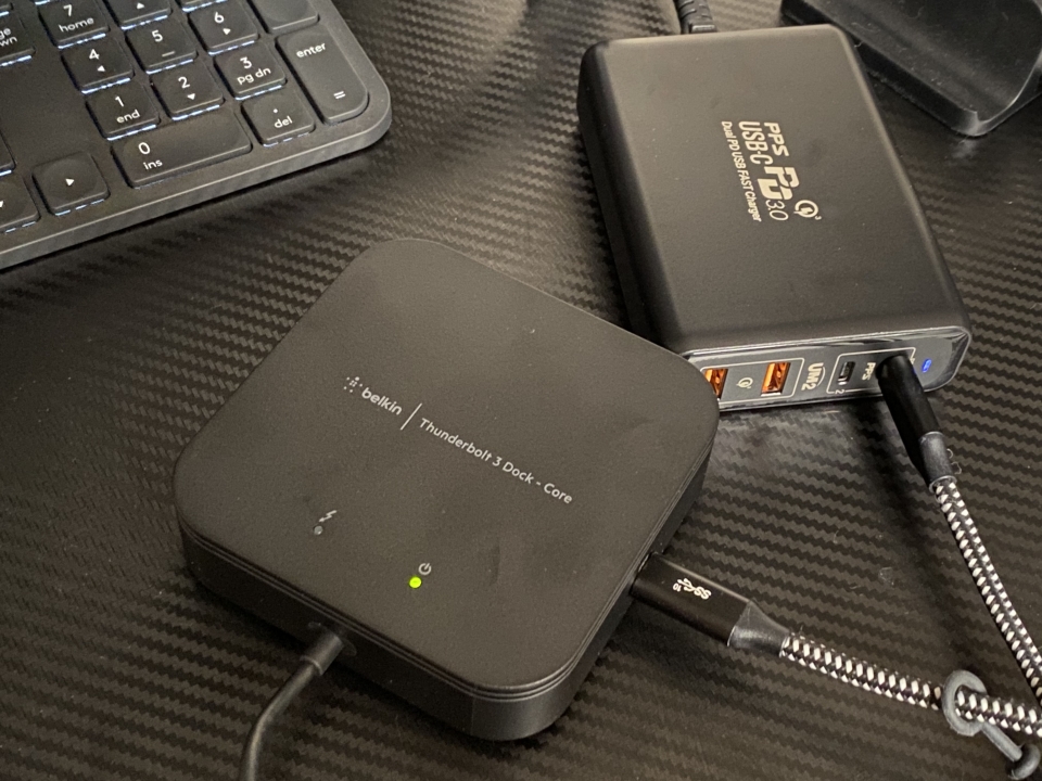 USB PD 충전기를 연결하면 노트북에 전력 공급도 가능하다.