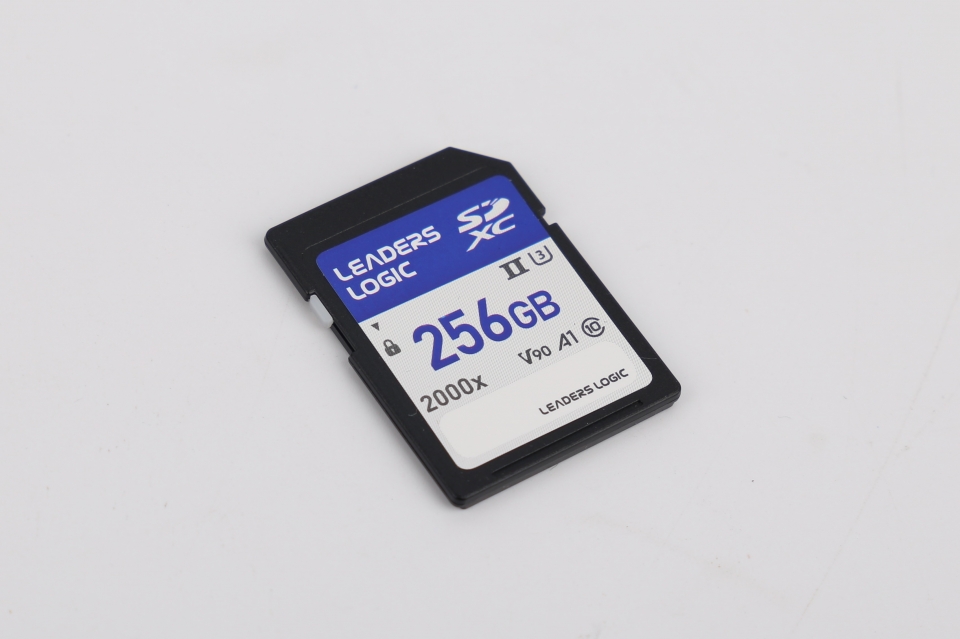 SD 2000X는 업력 10년 차의 국내 기업 리더스로직이 출시한 메모리 카드다.