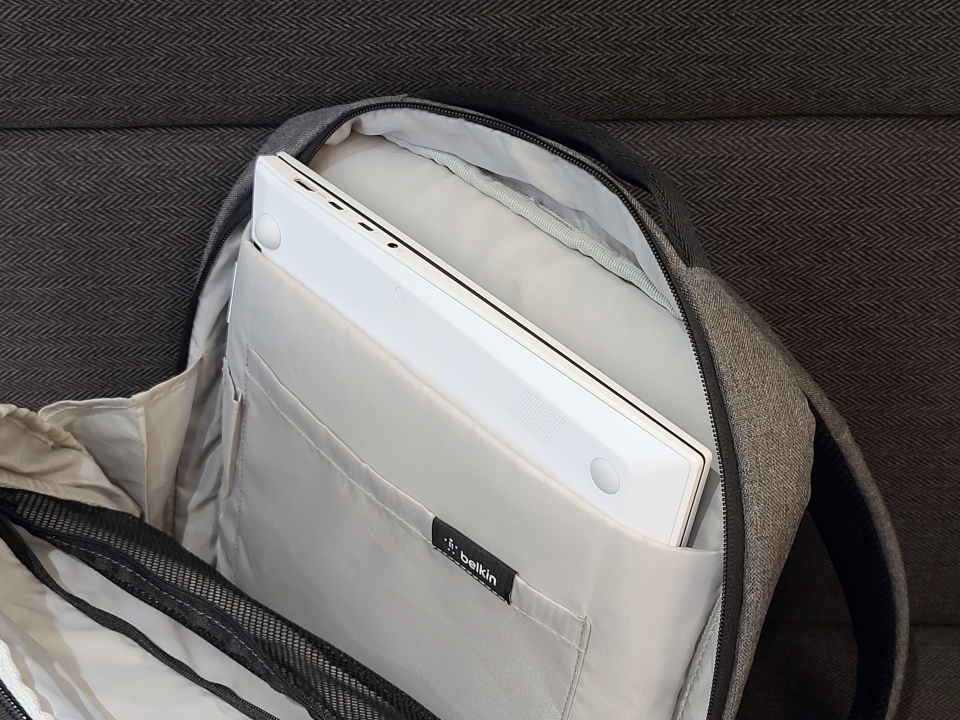 17인치 노트북이지만 가방에 쉽게 들어갈 정도로 얇고 가볍다.