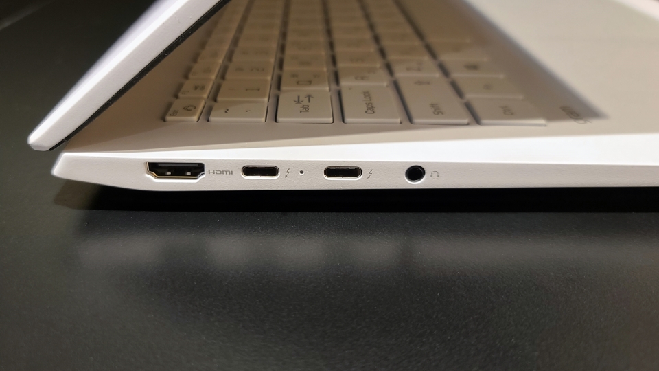 노트북 좌측에 썬더볼트 4 포트 2개가 배치됐다.