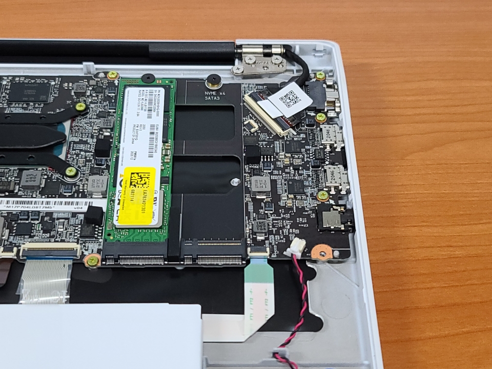 하판을 개방한 후 NVMe SSD를 추가 장착할 수 있다.
