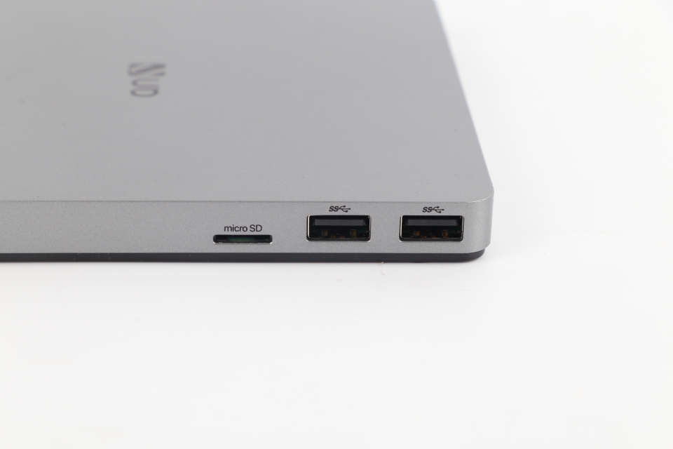 측면에 USB 3.0 포트 2개와 마이크로 SD카드 슬롯이 있다.