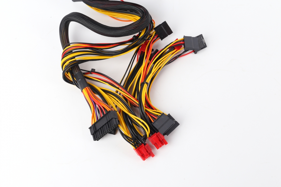 커넥터는 메인 20+4핀 x1, CPU 4+4핀 x1, PCI-E 6+2핀 x4, IDE x3, SATA x4로 구성됐다.