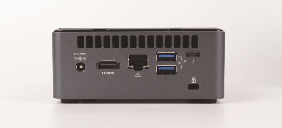 어댑터 포트, HDMI 2.0a, 인텔 기가비트랜, USB 3.1 Gen2 x2, 썬더볼트 3(40Gbps),  켄싱턴 락 홀.  특히 우상단의 번개 마크가 그려진 썬더볼트 3이 핵심이다.