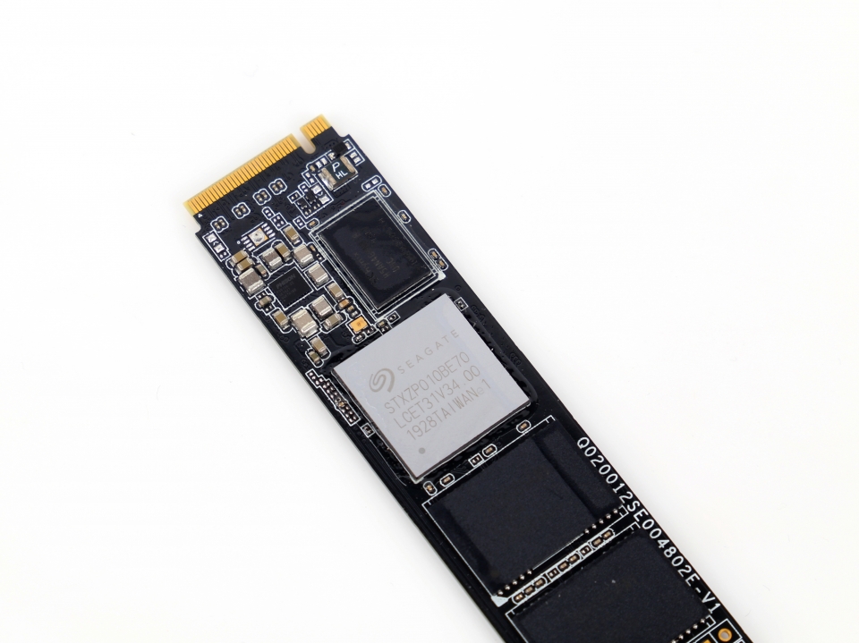SSD에서 스티커를 제거한 모습이다. 파이슨 컨트롤러와 SK하이닉스 DRAM을 사용했다.
