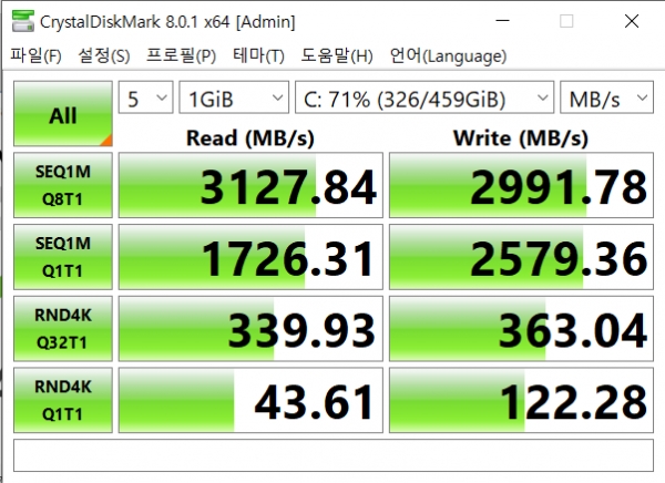 내장된 NVMe SSD의 벤치마크 결과다. 연속 읽기 속도는 3127MB/s, 연속 쓰기 속도는 2991MB/s를 기록했다.