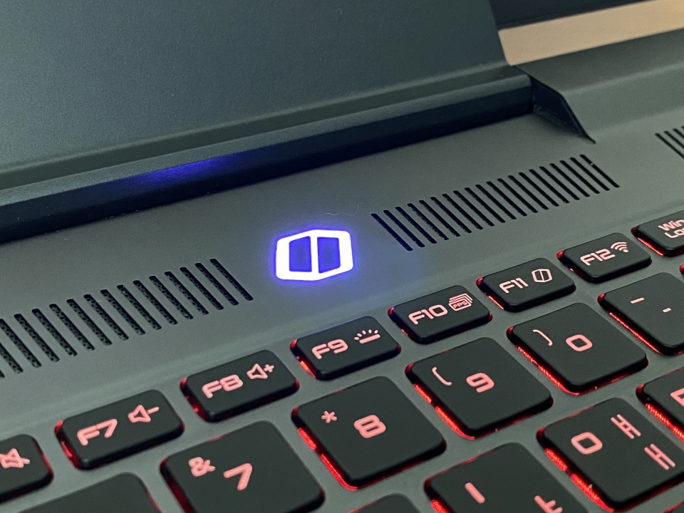 ‘비스트 모드’를 활성화하면 전원 버튼의 LED가 빨간색에서 보라색으로 변하며, 기본 상태보다 더욱 뛰어난 성능으로 게임을 즐길 수 있다.