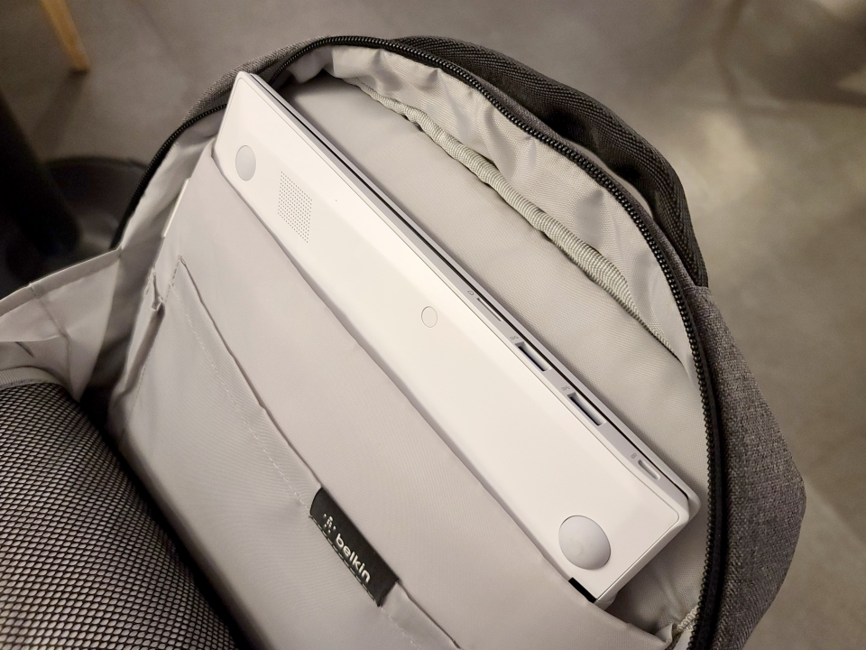LG 그램17은 17인치 노트북이지만 가방에 쏙 들어갈 정도로 사이즈가 작다.