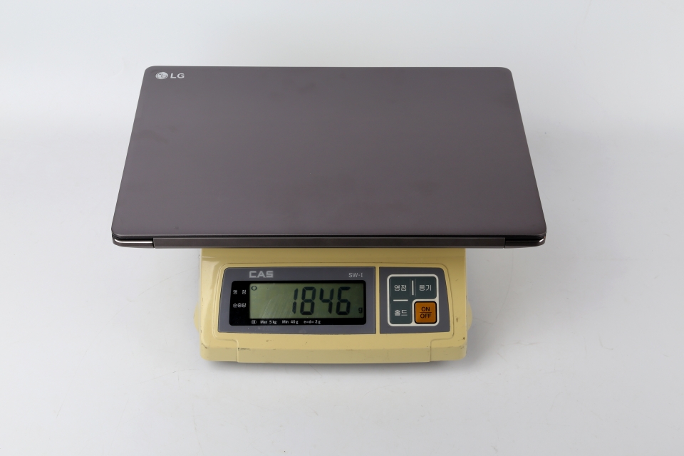 본체 실측 무게는 1.846g으로 나타났다. 고성능 노트북이지만 2kg이 채 되지 않는다.