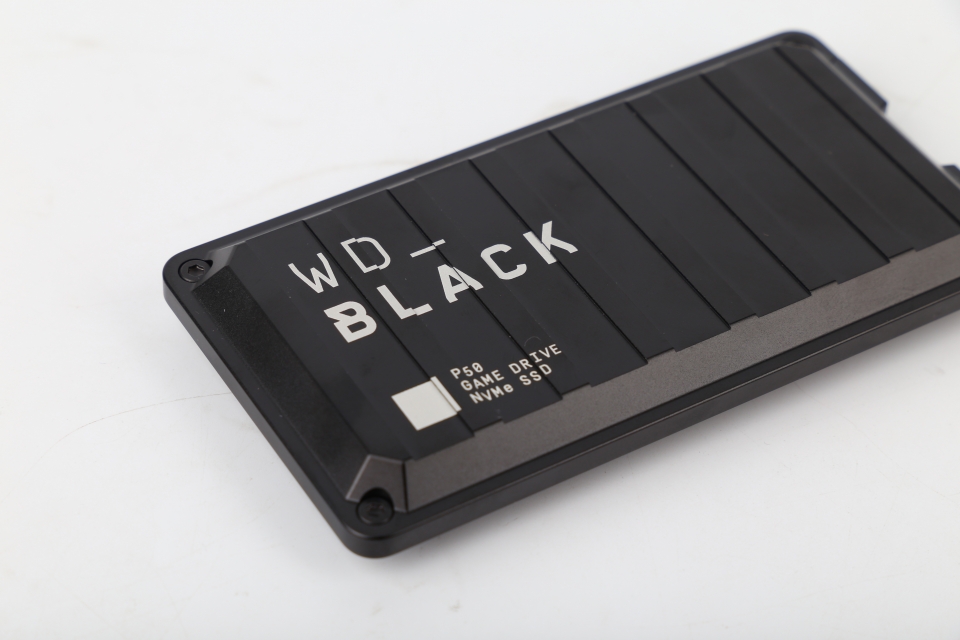 이름처럼 검은 색상에 알루미늄 재질을 채택해 굉장히 고급스럽다.