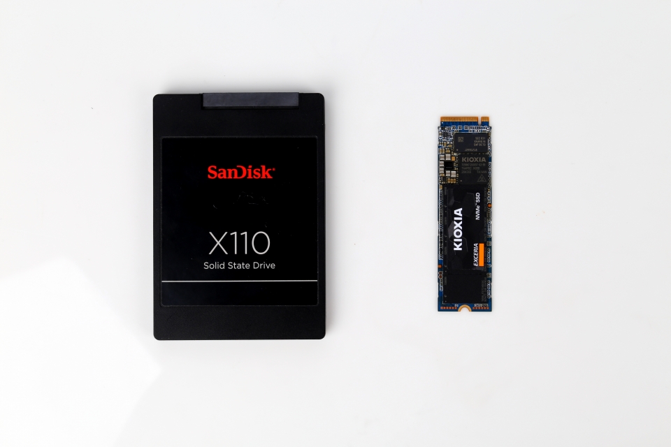 일반 SATA SSD에 비해 확연히 크기가 작다.