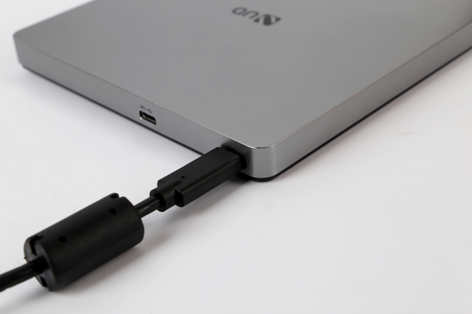 USB에 UD10NS10을 연결해 노트북과 외장ODD 연결을 완료한다. 이때 우측의 Host 단자에 USB 케이블을 꽂는 것이 중요하다.