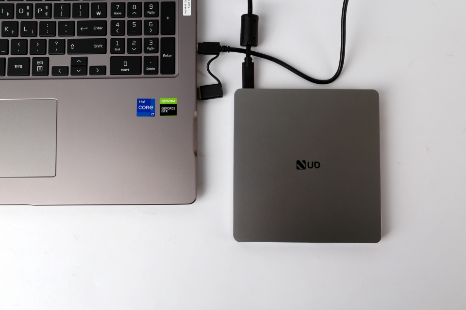 이번엔 외장ODD로 노트북 포트를 늘려보자. 먼저 UD10NS10과 노트북을 USB로 연결한다.