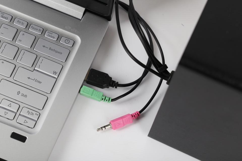 PC와 연결할 땐 USB 케이블과 3.5mm AUX 케이블을 연결하면 된다.<br>