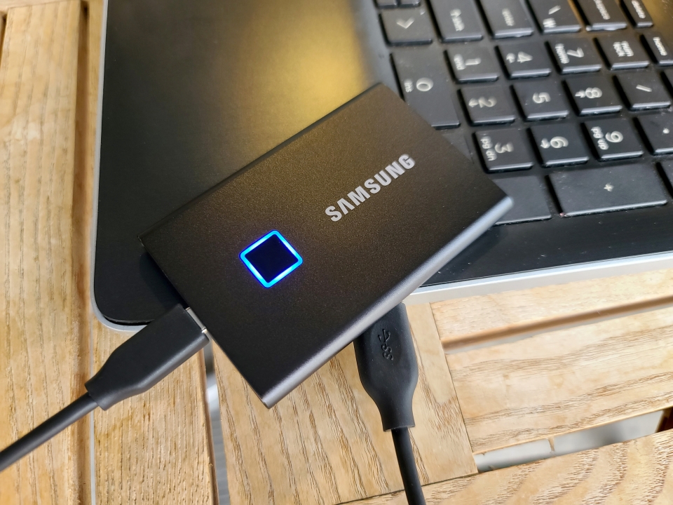 USB C-to-A 케이블을 통해 노트북과 연결할 수 있다.