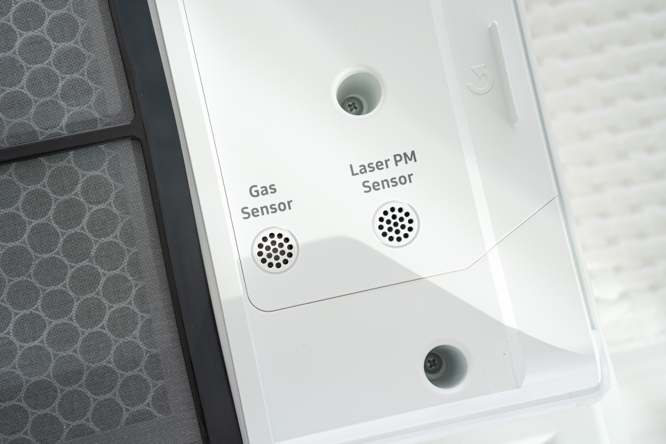 레이저 PM1.0 센서와 가스센서로 공기 질을 확인한다.