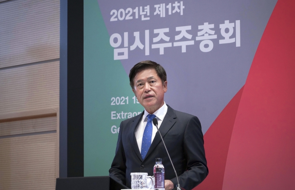 박정호 SK텔레콤 CEO가 12일 본사 T타워 수펙스홀에서 열린 임시주주총회에서 발언하고 있다.