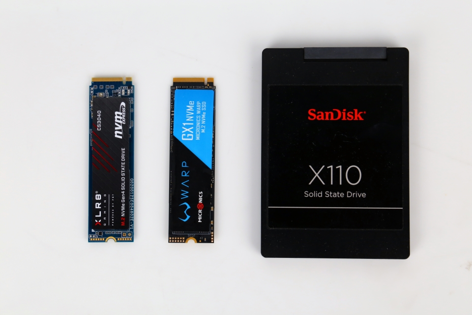 NVMe SSD는 일반 SATA3 SSD보다 더 작은 사이즈에 뛰어난 성능을 지니고 있다.