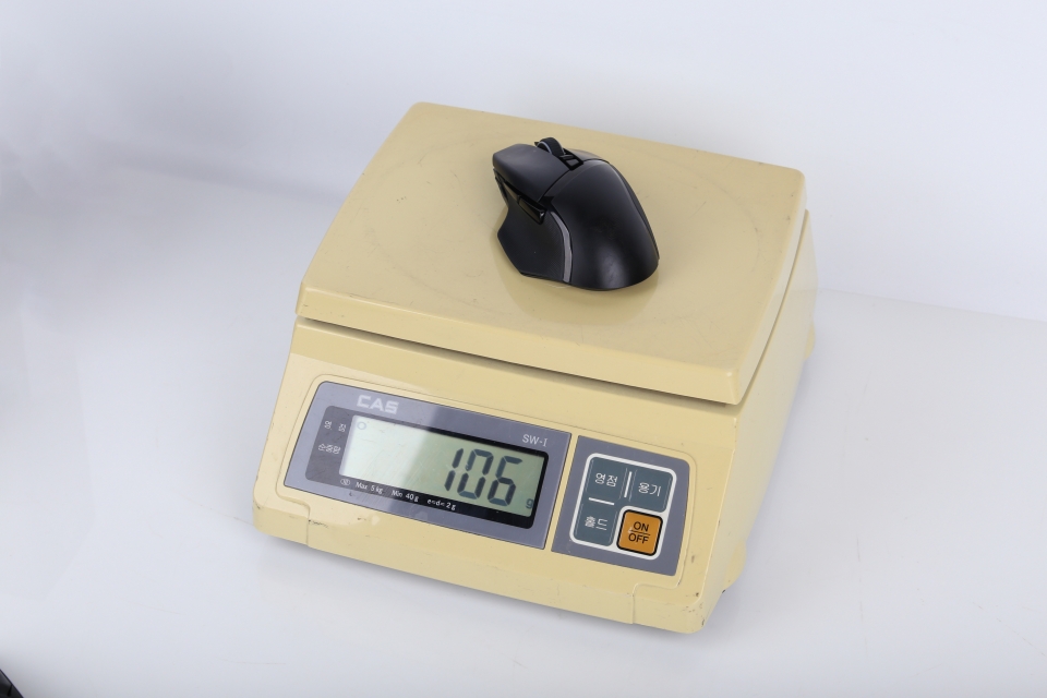 바실리스크 얼티메이트의 무게는 실측 기준 106g이다.