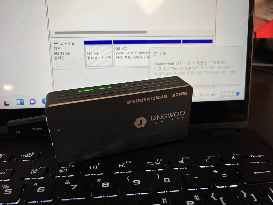 NVMe SSD가 장착된 썬더볼트 3 케이스를 ASUS Rog Flow X13에 연결해보니 SSD가 인식되지 않는 것을 확인할 수 있었다.
