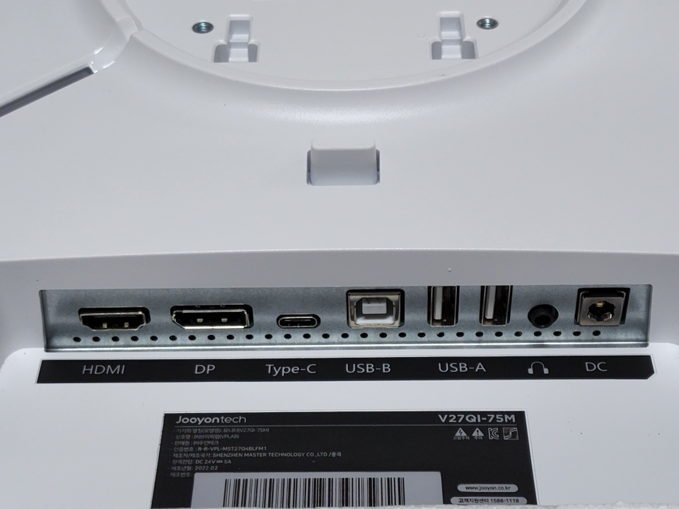 HDMI, DP 포트를 비롯해 다양한 포트를 지원한다.