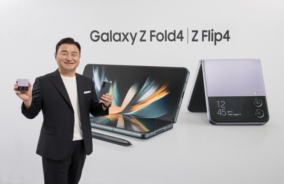 10일(한국시간) ‘삼성 갤럭시 언팩 2022 (Samsung Galaxy Unpacked 2022: Unfold Your World)’에서 삼성전자 MX사업부장 노태문 사장이 차세대 폴더블 스마트폰 '갤럭시 Z 플립4(Galaxy Z Flip4)'와 '갤럭시 Z 폴드4(Galaxy Z Fold4)'를 소개하고 있다.