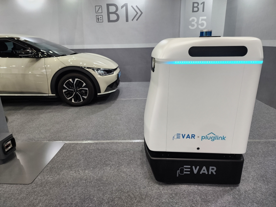 에바 파키는 세계 최초로 상용화 가능한 전기차 충전로봇이다.