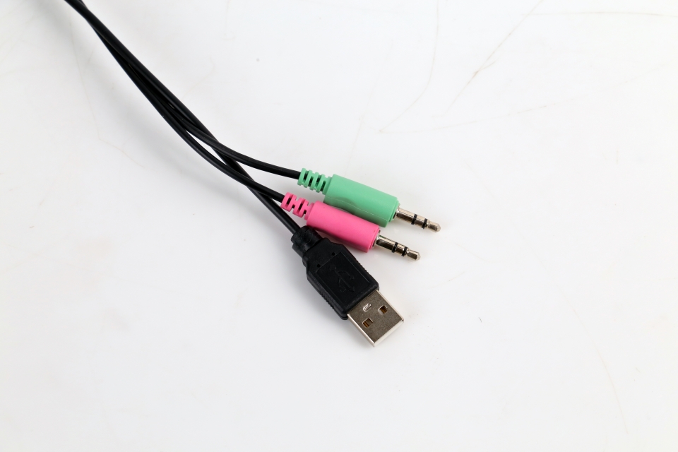 컴퓨터의 오디오 잭, USB 포트와 연결해 사용한다.