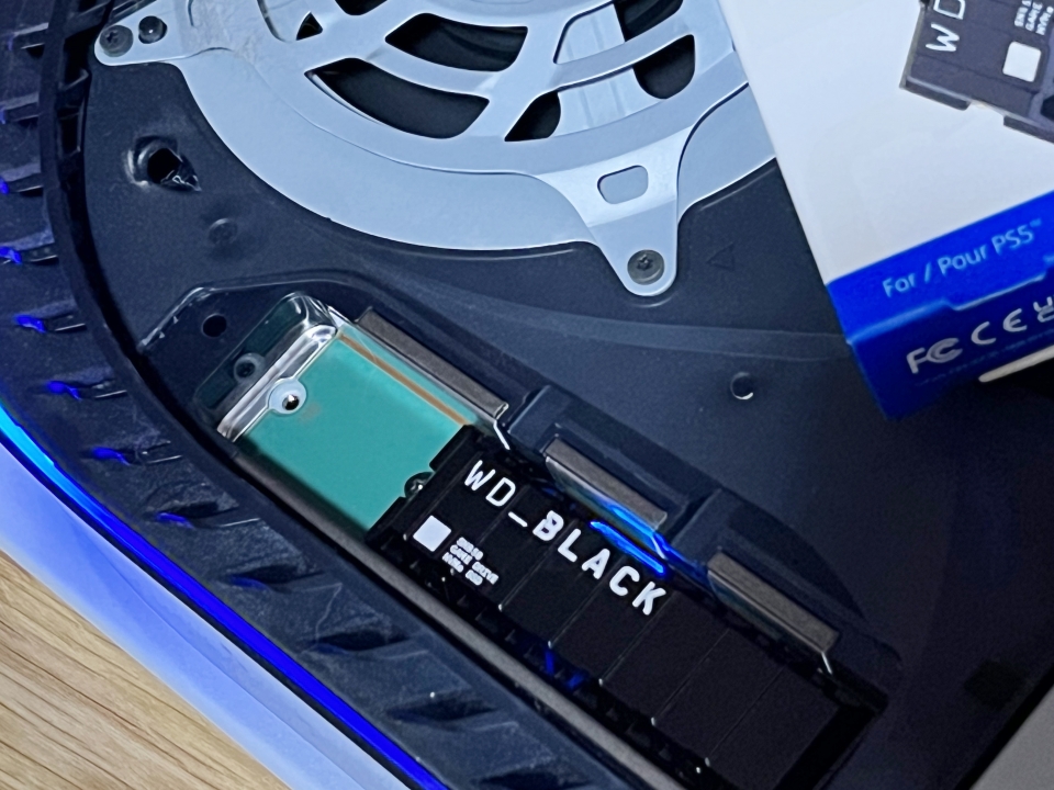 SN850 PS5를 장착 후 PS5를 켜보니, 파란색 RGB LED가 점등되는 것을 확인할 수 있었다.