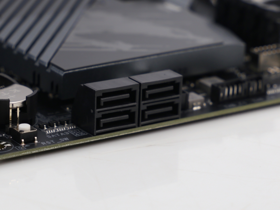 4개의 SATA3 단자를 갖춰 하드디스크나 SSD를 추가로 장착하는 것도 가능하다.