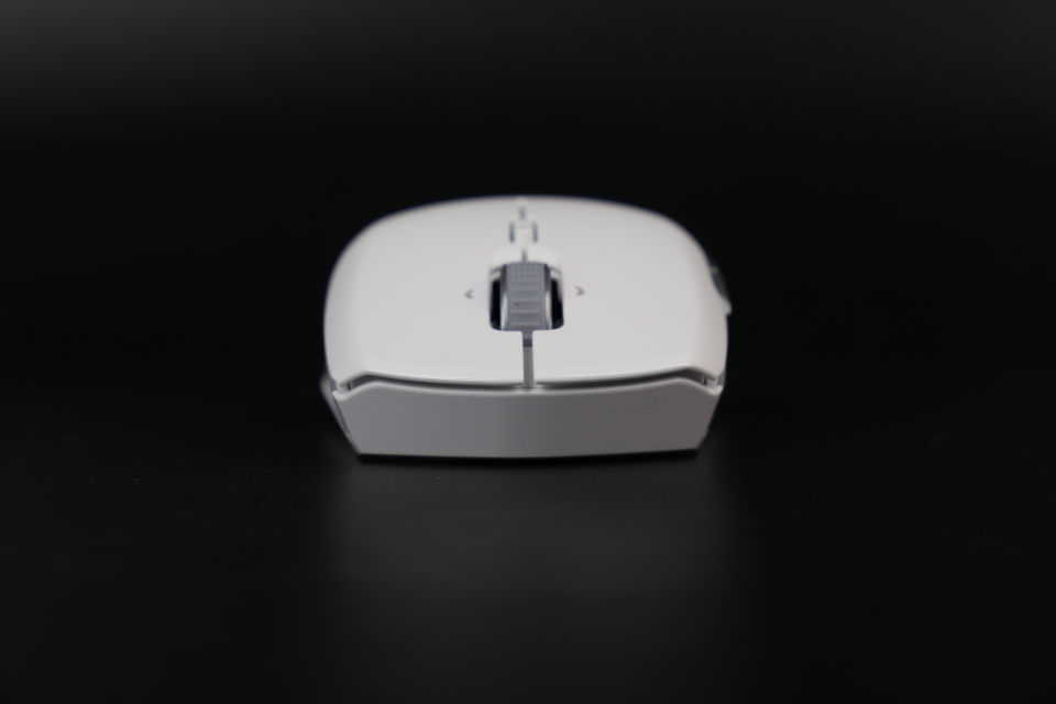 마우스를 전면에서 살펴보면 USB 케이블이나 USB 단자 자체가 없는 것을 확인할 수 있다.